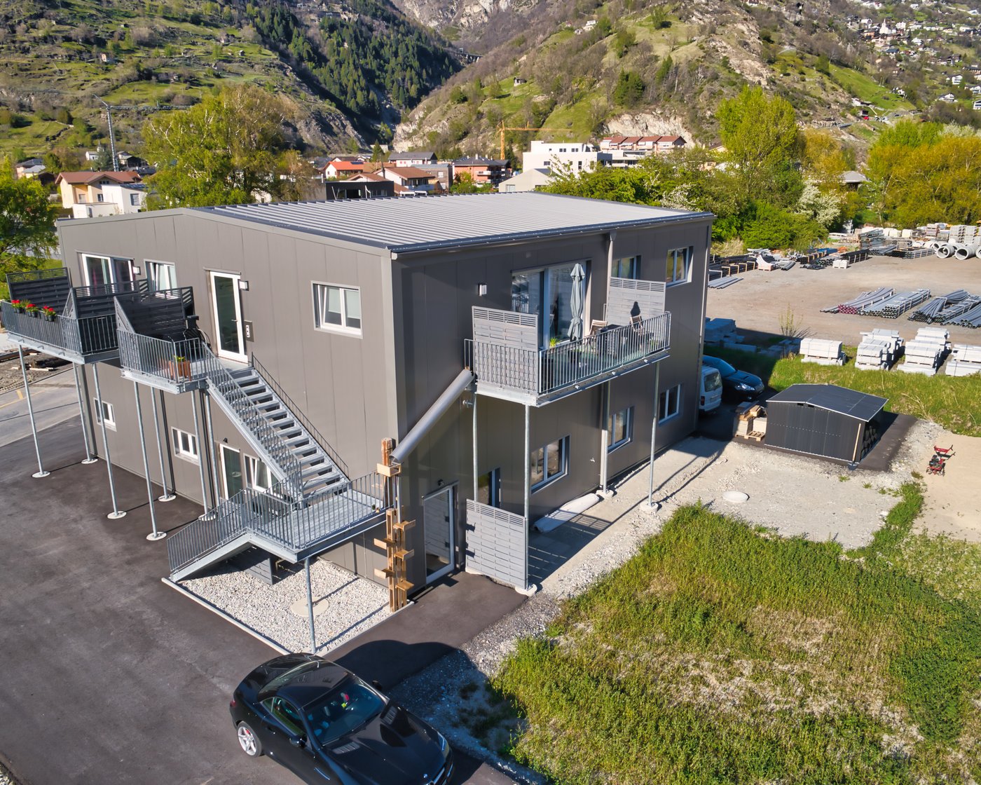 Halle artisanale avec appartements à Baltschieder VS